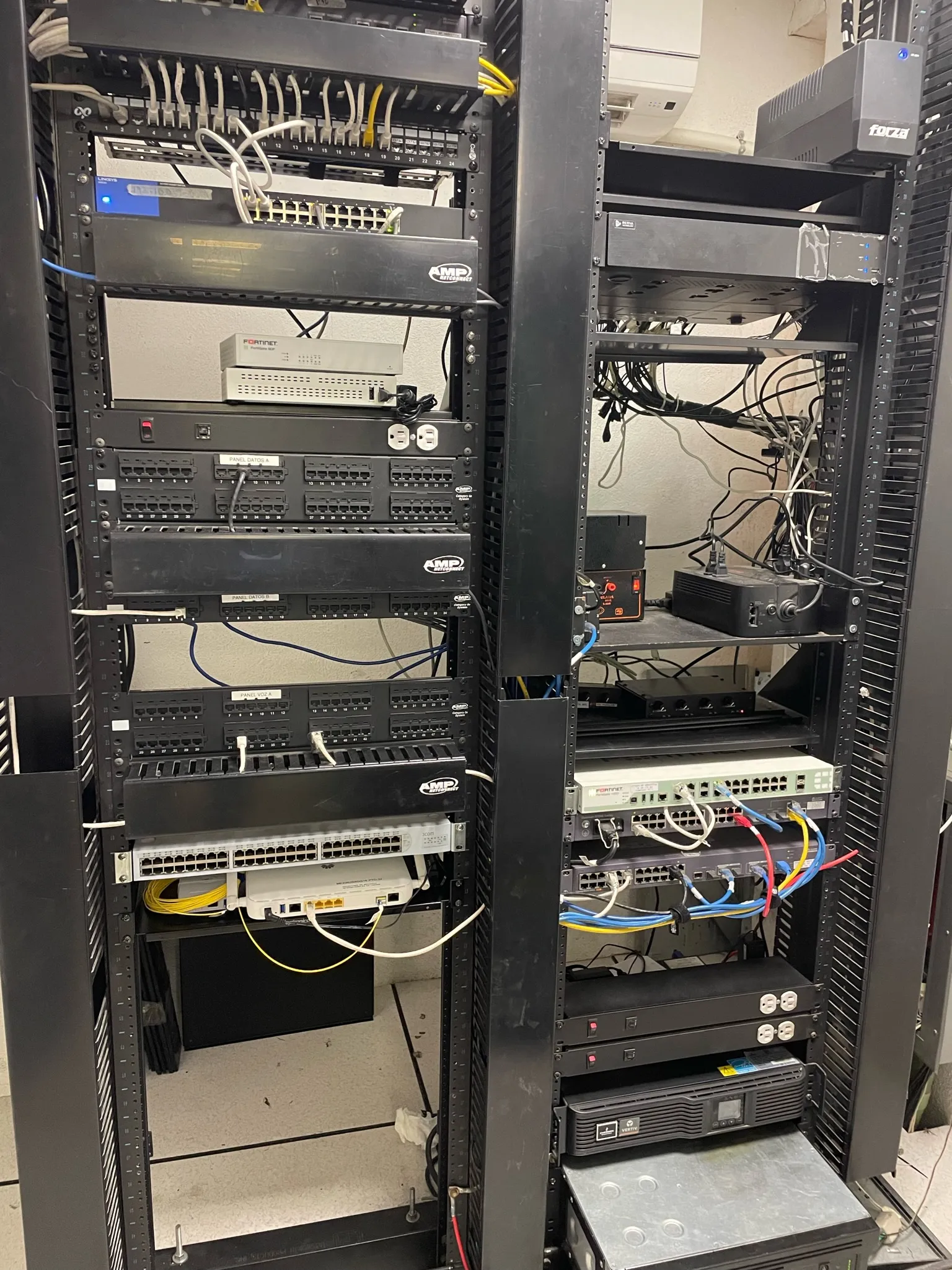 Rack de red de MP Group con switches, patch panels y equipo de respaldo de energía administrados por Fastweb